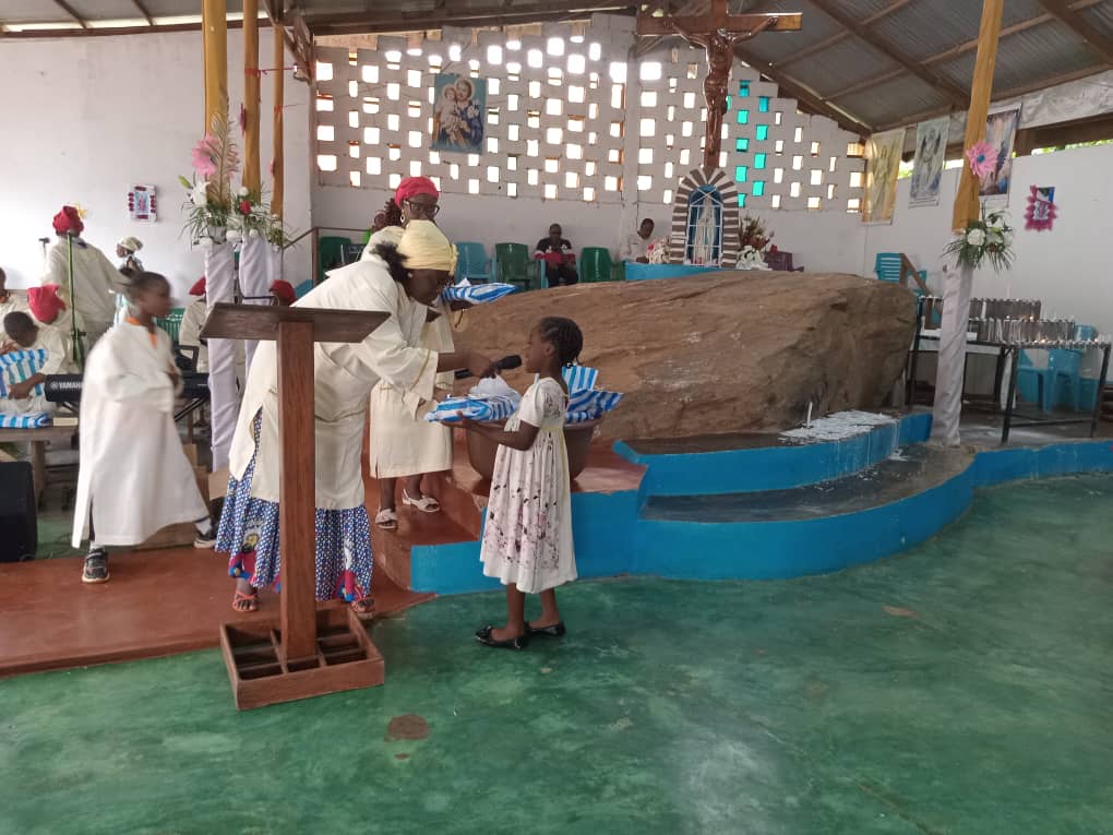 Solidarité éducative : des kits scolaires remis à des enfants défavorisés .