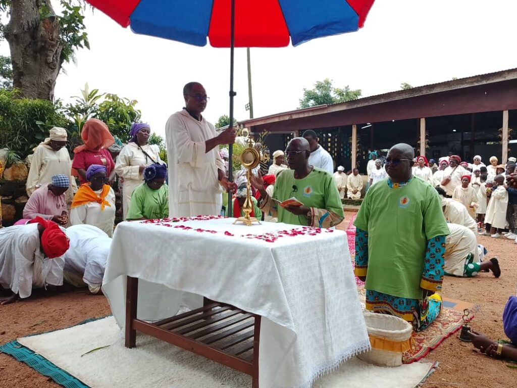 La Communauté des Béatitudes du Très Saint Cœur de Jésus célèbre la Fête du Saint Sacrement